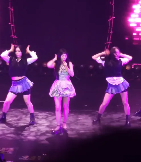 Gogobebe 報紙服與當年打歌造型呼應